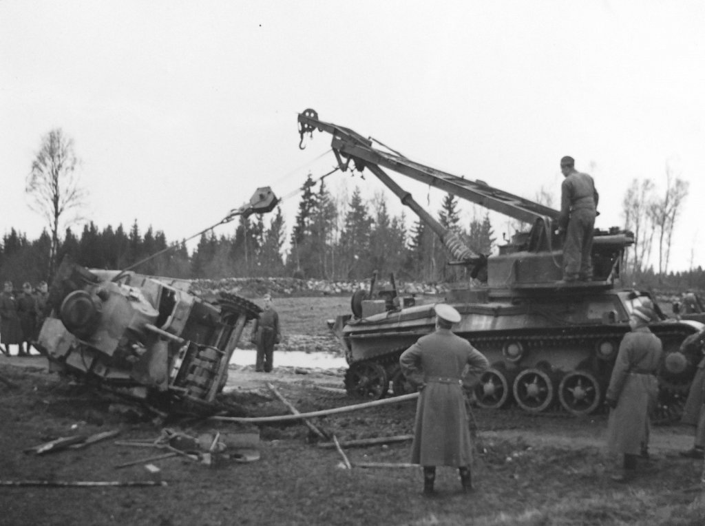Bärgningsbandvagn m/42 och havererad strv m/40L ur P2, Småland,