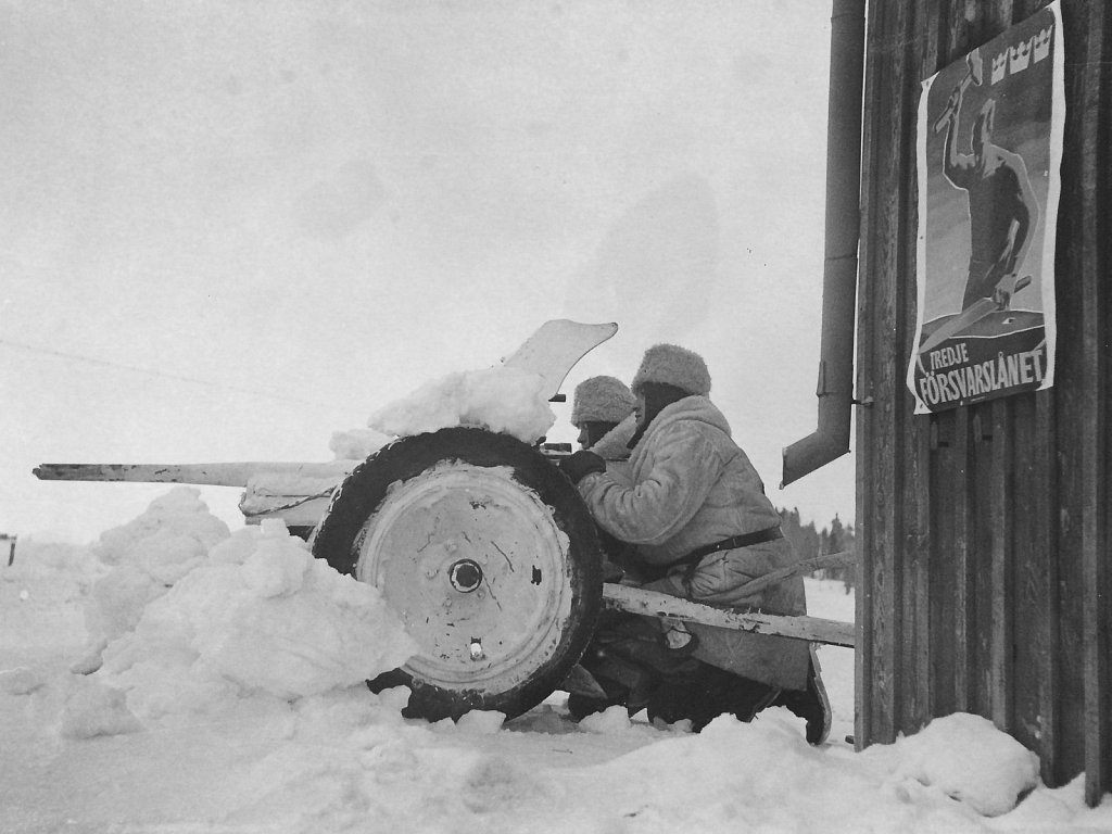Soldater bakom 37 mm pvkan m/39, Jämtland 1942
