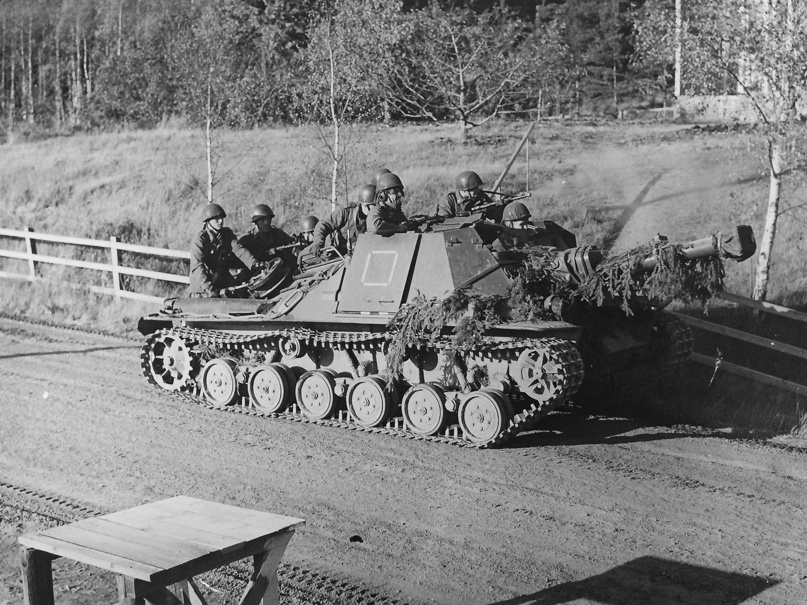 Ikv 103 med skyttesoldater, Norrköpingstrakten, oktober 1959